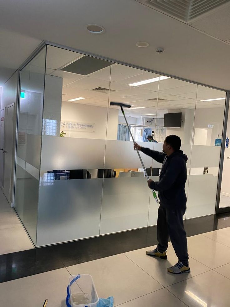 Professionele schoonmaak van een modern kantoor